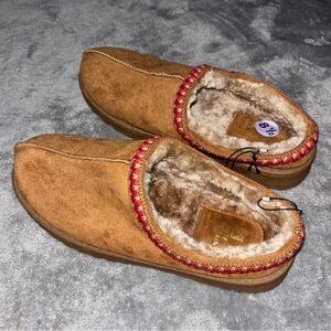 New Never Worn White Mountain Suede Mule Slippers | Women’s 8.5